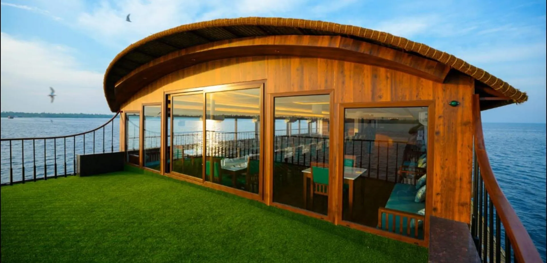 Marvelous Boathouse Hotel Alappuzha India