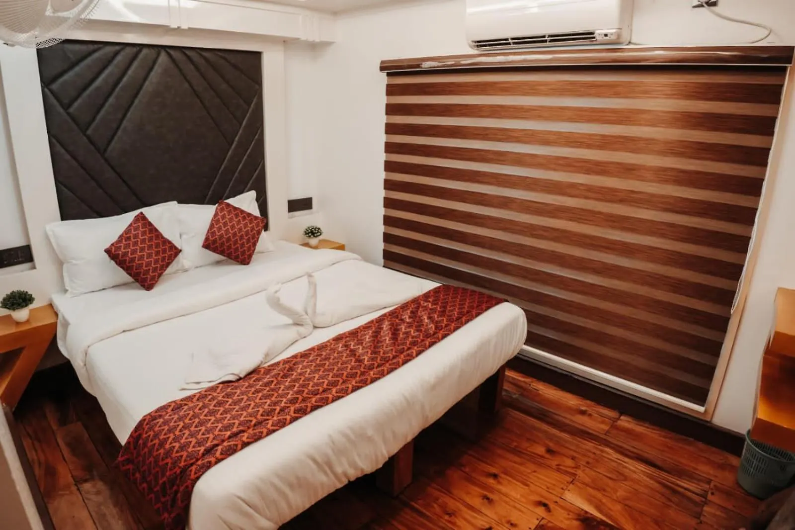 Botel Marvelous Boathouse Hotel Alappuzha