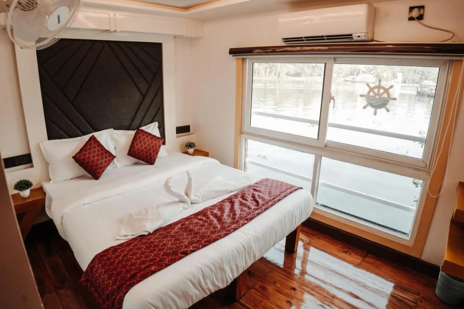 Botel Marvelous Boathouse Hotel Alappuzha